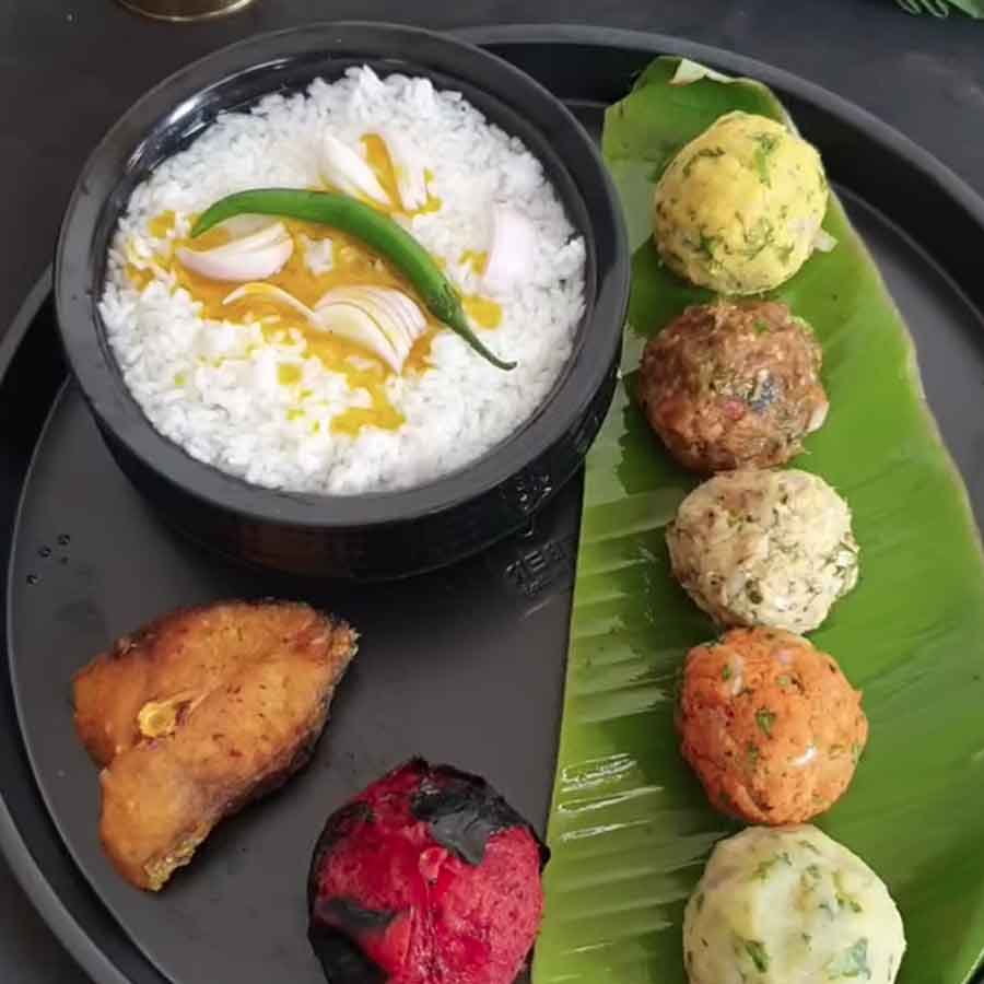 পইতা ভাতের পন্থা আবার সর্বত্র সমান নয়। কেউ টক দই মেশালেও, কেউ শুধুই জল ঢালা পইতা ভাত পছন্দ করেন। তার সঙ্গে বেগুন ভর্তা, মাছ পোড়া, টম্যাটো ভর্তা খাওয়ারও চল রয়েছে।