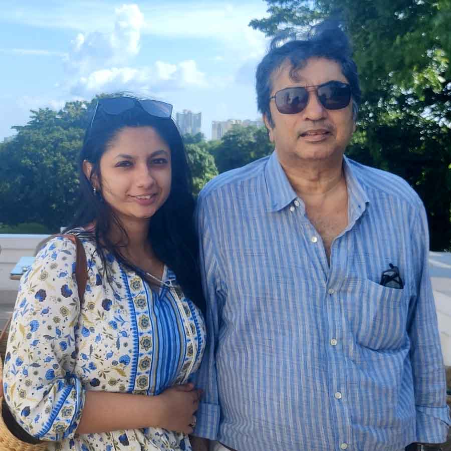 অনীক দত্তের চলে যাওযাটা বাংলার সৃজনশীলতার বৃত্তে একটা অঘটন। বিষয়টি এ ভাবেই দেখছেন এই জগতের সঙ্গে, মানুষটির সঙ্গে ওতপ্রোত ভাবে জড়িয়ে থাকা মানুষজন। অনীকের মতো অনন্য প্রতিভার মানুষের এমন বিদায় মেনে নিতে পারছেন না তাঁর অনুরাগীরাও। 