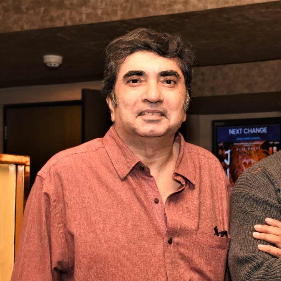 কেন সে দিন মুখ্যমন্ত্রীর সমালোচনা করেছিলেন অনীক? সেই প্রসঙ্গে এক সাক্ষাৎকারে তিনি বলেন, ‘‘আমি কলেজজীবন থেকে যাচ্ছি নন্দনে। ওখানে গেলে গর্ব হত। এই রকম একটা সংস্কৃতির কেন্দ্র তো অন্য কোনও শহরে নেই। যেখানে সত্যজিৎ রায়ের নিজের ডিজ়াইন করা লোগো রয়েছে। সেখানে চারদিকে ওঁর ছবি ভীষণ বেমানান। যেটা সত্যি সেটাই বলেছি, এর মধ্যে বীরত্বের তো কিছু নেই। এটা যেমন দৃশ্যদূষণ, তেমনই পরিবেশ দূষণও। বর্ধমান যাচ্ছি, দু’পাশে সুন্দর ধানখেত। তার মাঝেই ওই ছবি! বাইরে থেকে কোনও লোক এলে তো ভাববে, এখানে স্বৈরতন্ত্র চলছে।’’