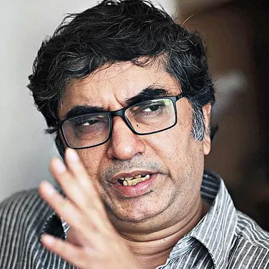 অনীক দত্তের দাদু নরেন্দ্রচন্দ্র দত্ত ছিলেন ইউনাইটেড ব্যাঙ্ক অফ ইন্ডিয়ার প্রতিষ্ঠাতা। তবে মানুষ অনীকের জীবনচর্যায় কখনওই পারিবারিক আভিজাত্যের প্রভাব পড়েনি। বরং সোজাসাপটা কথা বলতে ভালবাসতেন। অনৈতিক সুবিধা পাওয়ায় বিশ্বাসী ছিলেন না। এই মানসিকতার কারণে অনীককে যেমন অনেকে সম্ভ্রমের দৃষ্টিতে দেখতেন, তেমনই অনেকের কাছেই তিনি চক্ষুশূল ছিলেন। যদিও তা নিয়ে কোনও দিন ভাবিত ছিলেন না অনীক। 