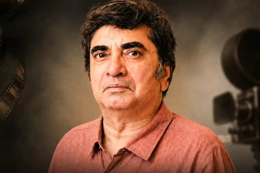 শুক্রবার অন্ত্যেষ্টিক্রিয়া অনীকের। প্রথমে কথা ছিল নন্দনে শায়িত থাকবে তাঁর মরদেহ। সেখান থেকে কেওড়াতলা শ্মশানে। কিন্তু পরিবারের সিদ্ধান্তে ঠিক হয়, শুক্রবার সকাল সাড়ে ১১টা থেকে দুপুর সাড়ে ১২টা পর্যন্ত এনটি ওয়ান (নিউ থিয়েটার) স্টুডিয়োর চতুর্থ তলায় শায়িত থাকবে পরিচালকের মরদেহ। সেখানে তাঁর পরিবার, বন্ধুবান্ধব, শুভাকাঙ্ক্ষী ও অনুরাগীরা পরিচালককে শেষ শ্রদ্ধাজ্ঞাপন করতে পারবেন। সেখান থেকেই শুরু হবে শেষযাত্রা।