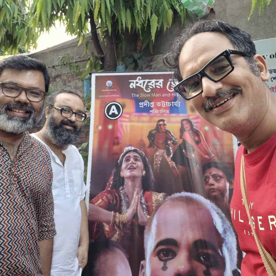 ‘নধরের ভেলা’-র স্ক্রিনিংয়ে পরিচালক প্রদীপ্ত ভট্টাচার্য, সাত্যকি চট্টোপাধ্যায় ও ঋত্বিক চক্রবর্তী