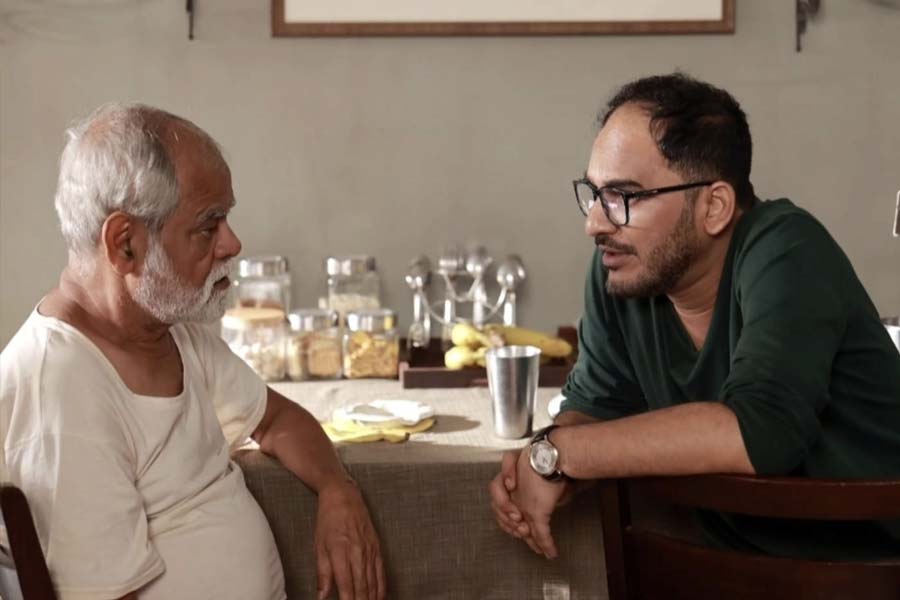 ‘ফেরা’ ছবির একটি দৃশ্যে সঞ্জয় মিশ্রর সঙ্গে ঋত্বিক চক্রবর্তী