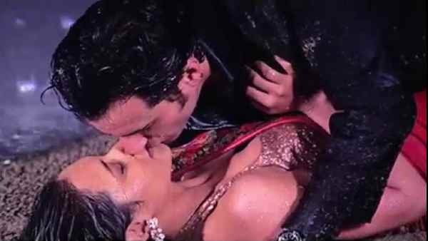 ‘হম তুম’ ছবির দৃশ্যে রানি ও সইফ।