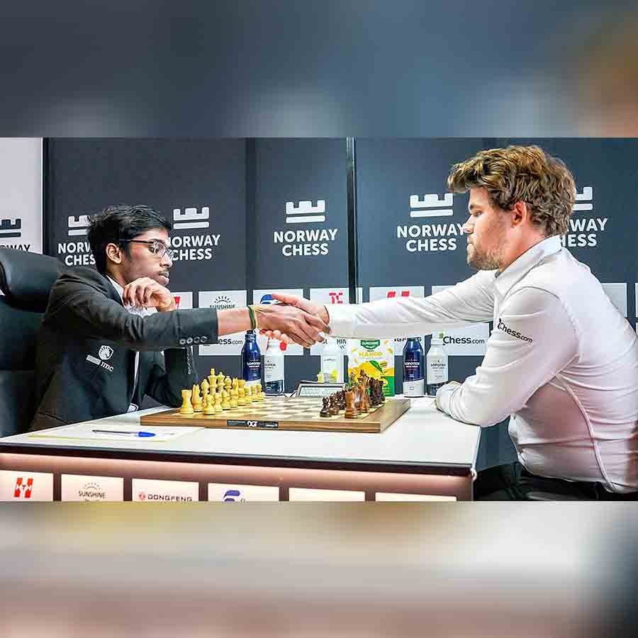 মুখোমুখি: নরওয়ে দাবায় গেম শুরুর আগে প্রজ্ঞা ও কার্লসেন।