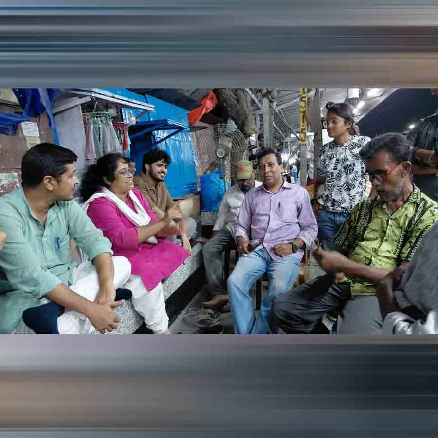 উচ্ছেদের আশঙ্কায় রাত পাহারায় সিটু ও সিপিএমের নেতা - কর্মীরা। সোদপুর স্টেশনে।
