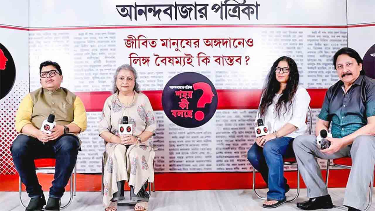 অনুষ্ঠানে: (বাঁ দিক থেকে) উপল সেনগুপ্ত, নন্দিতা রায়, অনন্যা চট্টোপাধ্যায় এবং অর্জুন চক্রবর্তী।