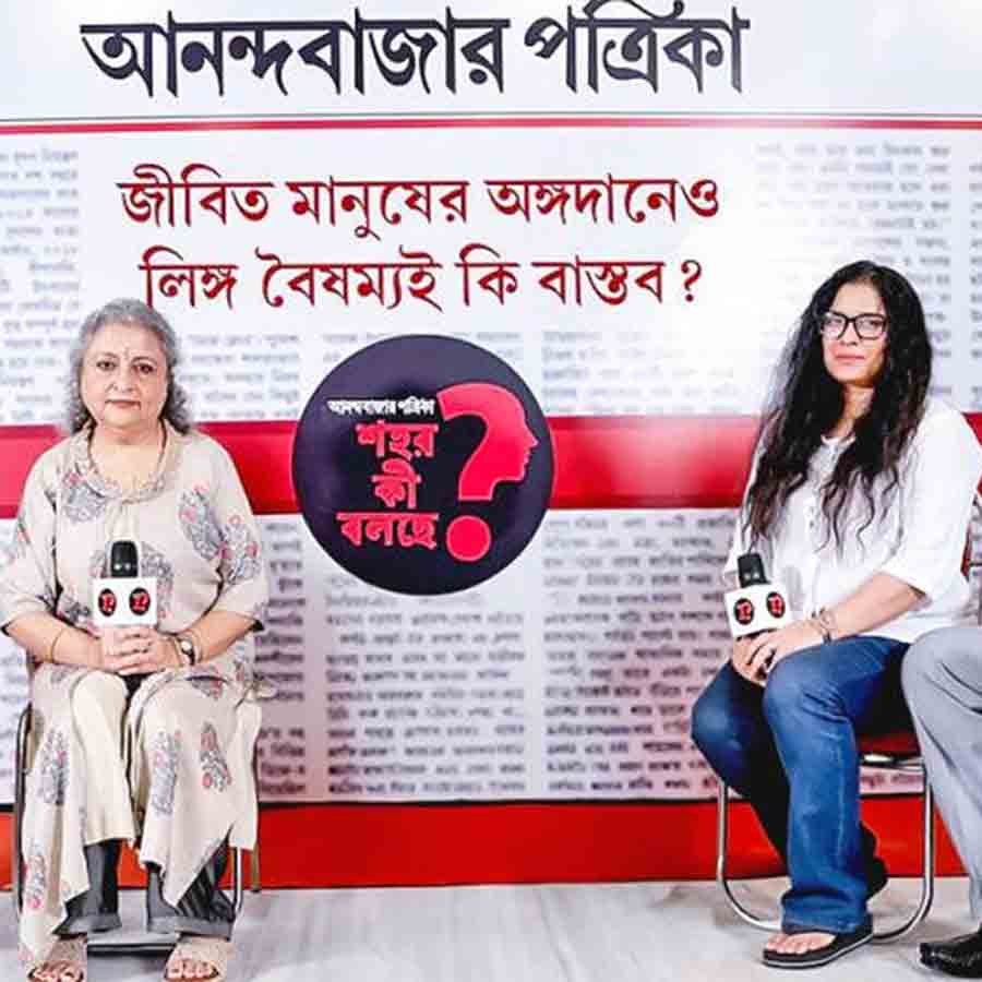 অনুষ্ঠানে: (বাঁ দিক থেকে) উপল সেনগুপ্ত, নন্দিতা রায়, অনন্যা চট্টোপাধ্যায় এবং অর্জুন চক্রবর্তী।