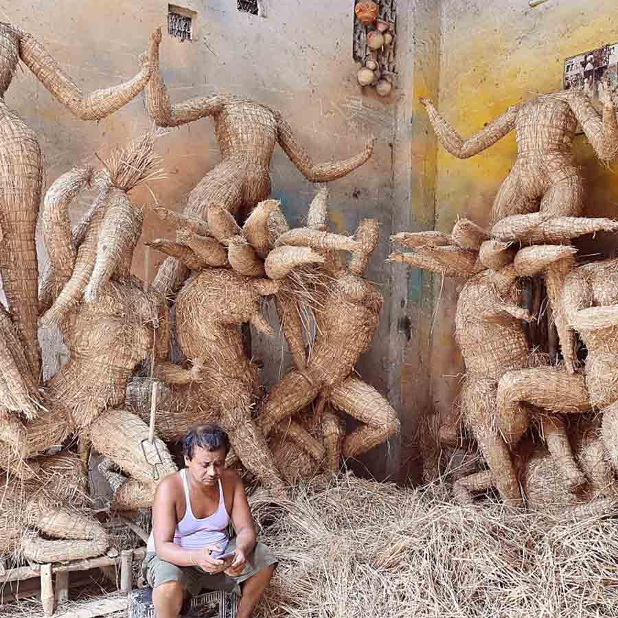 অভাব: মাটি নিয়ে চিন্তায় মৃৎশিল্পীরা। কুমোরটুলিতে।