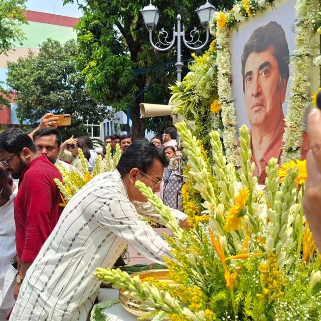 অনীকের প্রতিকৃতিতে মাল্যদান রুদ্রনীলের। 
