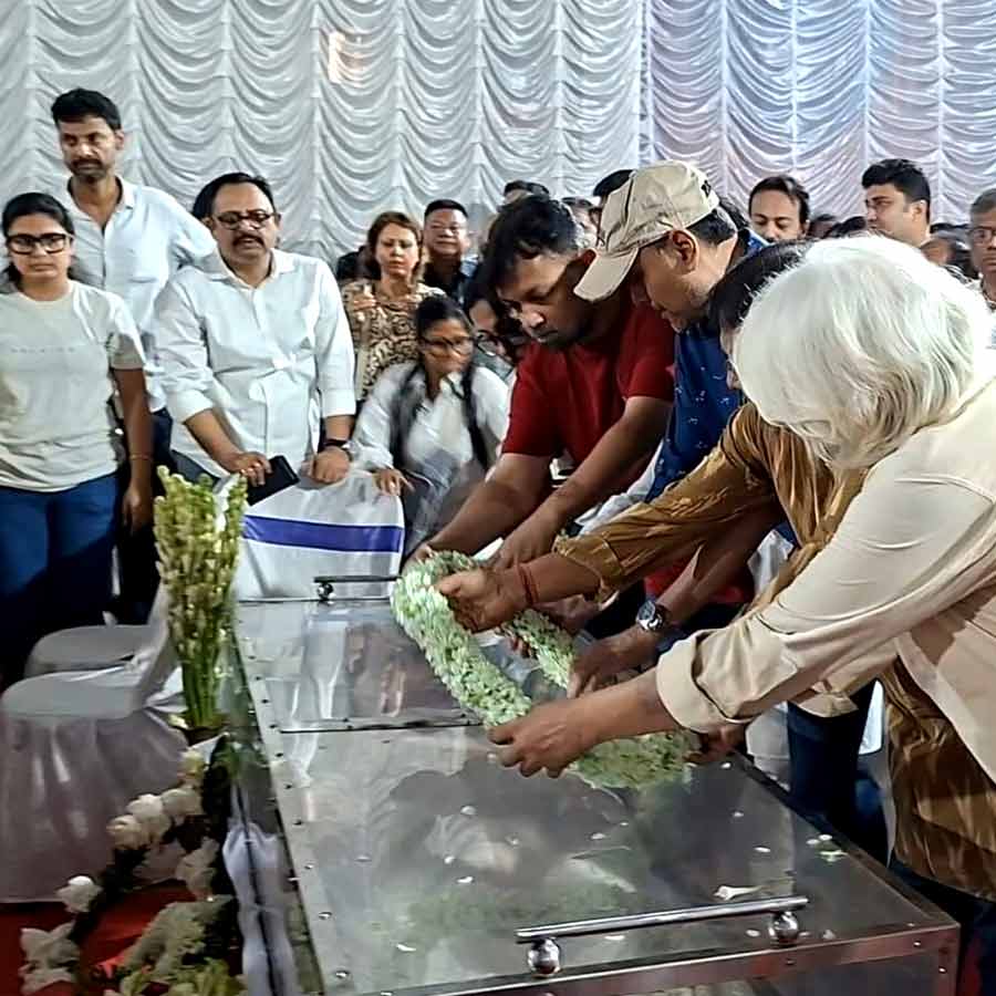 পরিচালক অনীক দত্তের শেষযাত্রা।