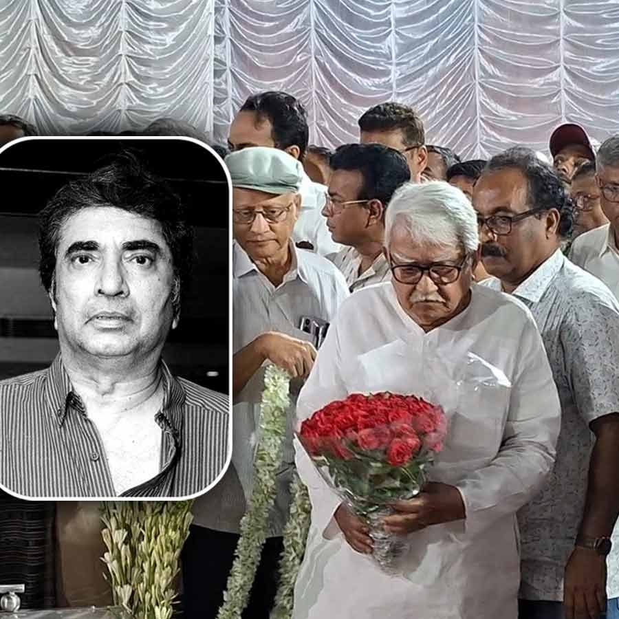 পরিচালক অনীক দত্তের শেষযাত্রা।