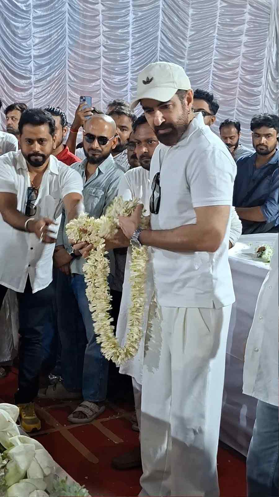 জিৎ এসেছিলেন অনীক দত্তকে শ্রদ্ধা জানাতে।