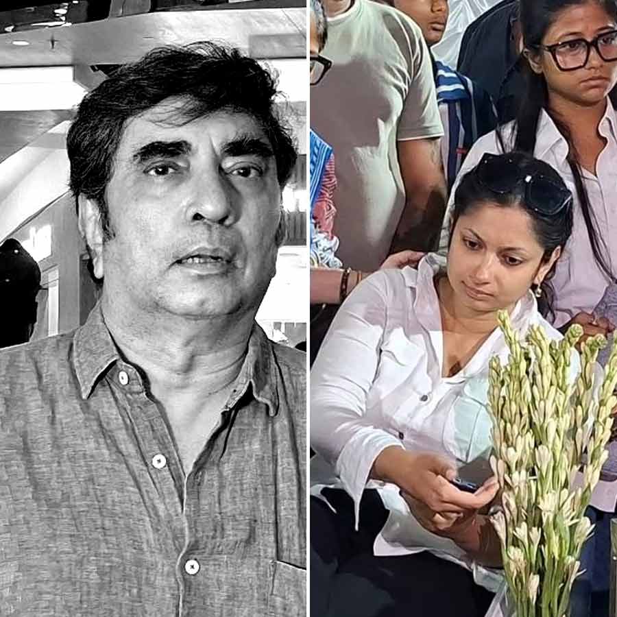 পরিচালক অনীক দত্তের শেষযাত্রা।