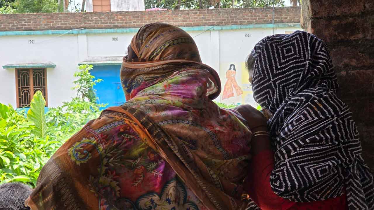 হাকিমপুর সীমান্তে অপেক্ষারত অনুপ্রবেশকারীরা।