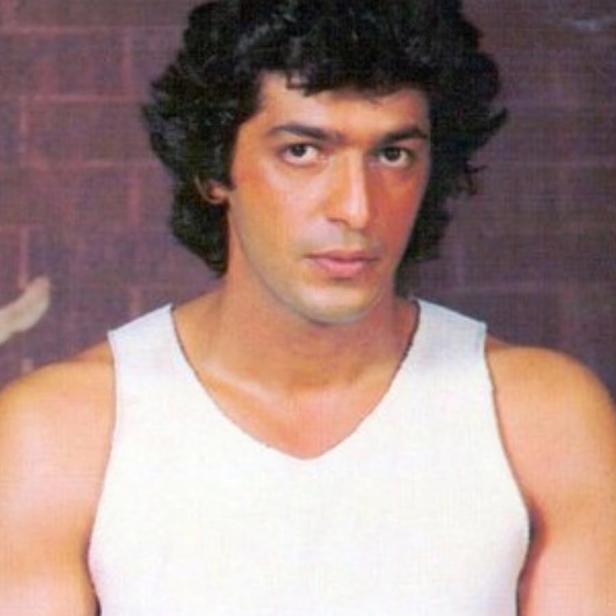 সেই ঘটনার কথা মনে করে চাঙ্কি বলেন, “১৯৮৭ সালে ‘আগ হি আগ’ ছবির শুটিং চলাকালীন পুরো ইন্ডাস্ট্রিতে ধর্মঘট চলছিল। তখন কারও শুটিং করার কথা ছিল না। কিন্তু পহলাজ নিহালনি বেঙ্গালুরুতে শুটিং করছিলেন। পরে আমরা উটিতেও শুটিং চালিয়ে যাই। সেই কারণেই আমার এবং ছবির সঙ্গে যুক্ত সবার বিরুদ্ধে কড়া ব্যবস্থা নেওয়া হয়েছিল। তখন সব ছবির শুটিং বন্ধ ছিল। ধর্মেন্দ্রজি এবং শত্রুঘ্ন সিন্‌হাজিও এই ছবির অংশ ছিলেন। কিন্তু ওঁরা এত বড় মাপের তারকা ছিলেন এবং একসঙ্গে ৩০ থেকে ৪০টা ছবি করতেন, তাই তাঁদের নিষিদ্ধ করা সম্ভব ছিল না। আমি তখন একেবারে নতুন ছিলাম। তাই শেষ পর্যন্ত আমাকে প্রায় এক সপ্তাহের জন্য নিষিদ্ধ করা হয়েছিল।”