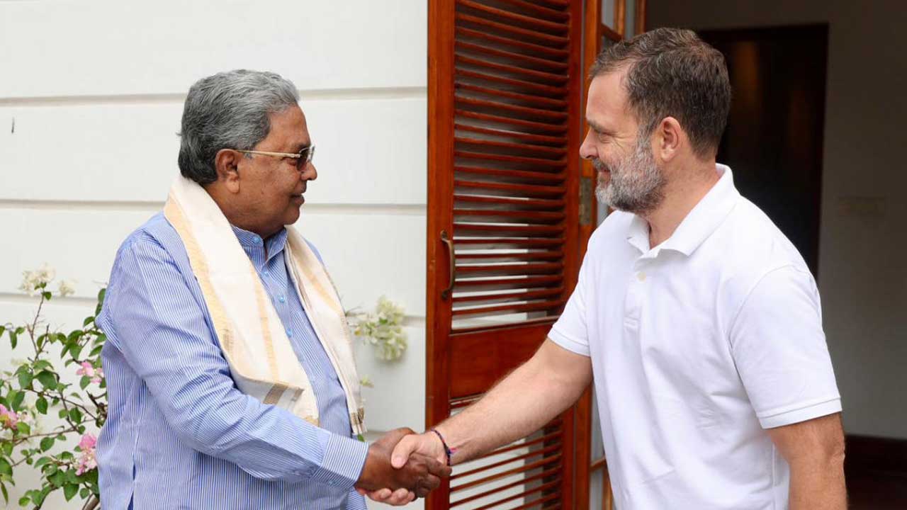 (বাঁ দিকে) সিদ্দারামাইয়া এবং রাহুল গান্ধী (ডান দিকে)।