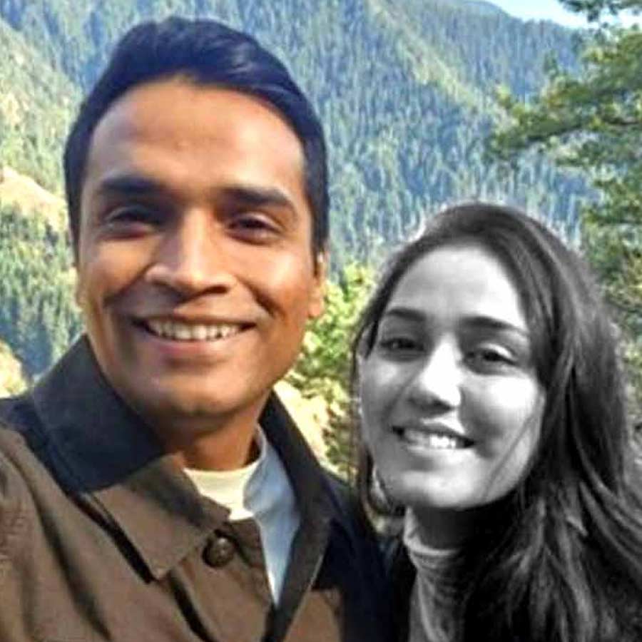 স্বামী সমর্থ সিংহের সঙ্গে মৃত মডেল-অভিনেত্রী ত্বিশা শর্মা।