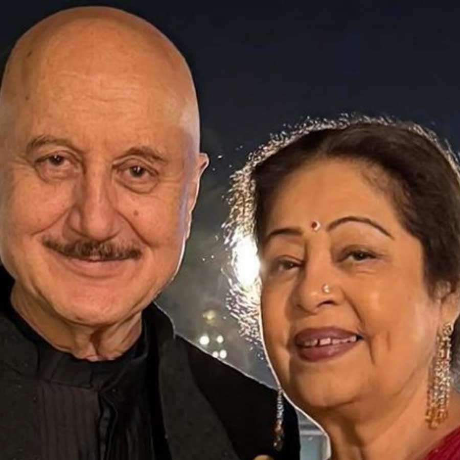 (বাঁ দিকে) অনুপম খের, (ডান ডিকে) কিরণ খের।