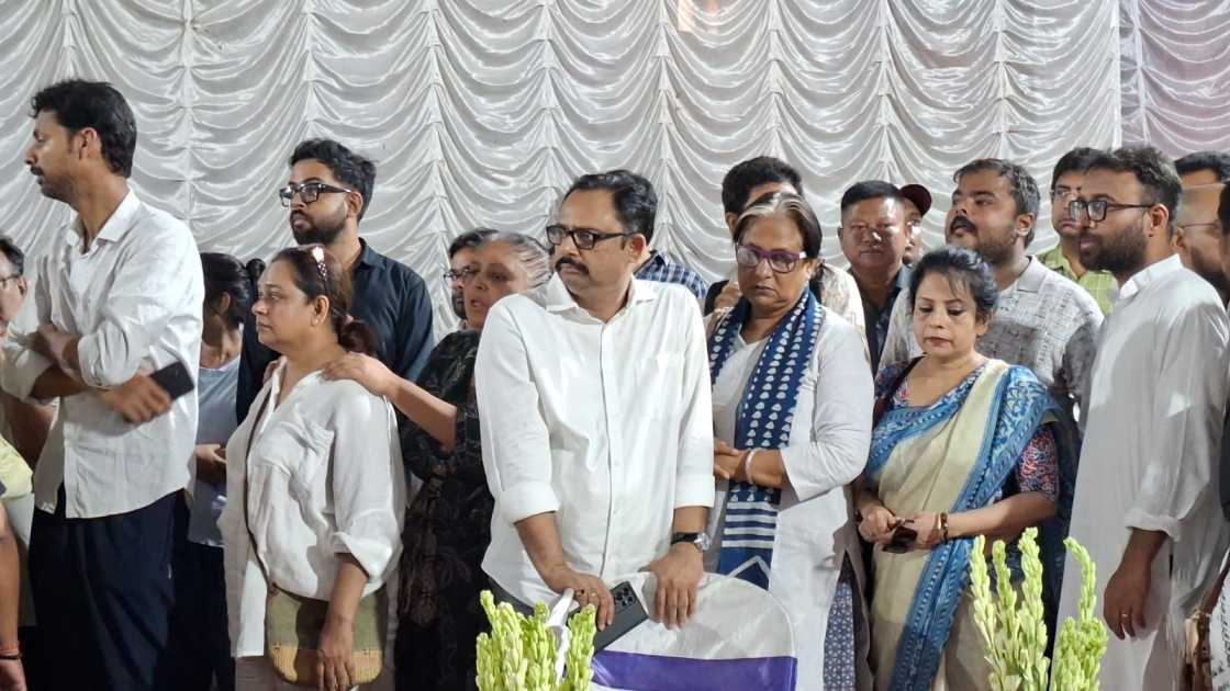 সকাল সাড়ে ১১টা থেকে এক ঘণ্টা অনীক দত্ত ছিলেন তাঁর প্রথম কর্মস্থলে। সেখানে উপস্থিত ছিলেন টলিউডের খ্যাতনামীরা। প্রযোজক ফিরদৌসল হাসানের পাশে দাঁড়িয়ে পরিচালক-অভিনেতা সুদেষ্ণা রায়। 