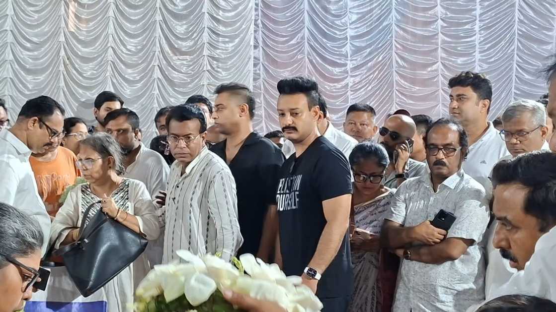 অনীক দত্তের ‘ভূতের ভবিষ্যৎ’ ছবির ‘অ্যাভি’ এসেছিলেন তাঁর পরিচালককে শেষ দেখা দেখতে। সাহেব ভট্টাচার্যের কালো পোশাকে এ দিন শোক যেন পরতে পরতে জড়িয়ে।