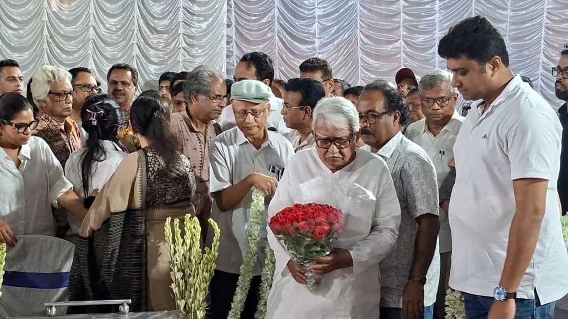 অনীক দত্ত আজীবন কট্টর বামপন্থী। এ দিন তাঁকে লাল গোলাপের তোড়া নিয়ে সম্মান জানাতে এসেছিলেন বাম দলের বর্ষীয়ান নেতা বিমান বসু। 