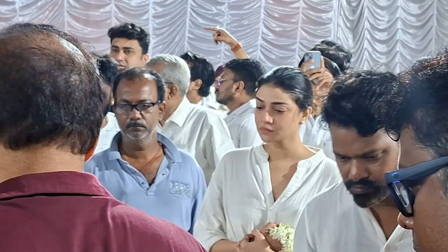 কান্নায় ভেঙে পড়তে দেখা গিয়েছে সৌরসেনী মৈত্রকে। শোকের আর এক রং সাদা। এ দিন সেই রঙের পোশাকে দেখা গিয়েছে তাঁকে। স্টুডিয়ো থেকে তিনি পৌঁছে গিয়েছিলেন কেওড়াতলা মহাশ্মশানে।