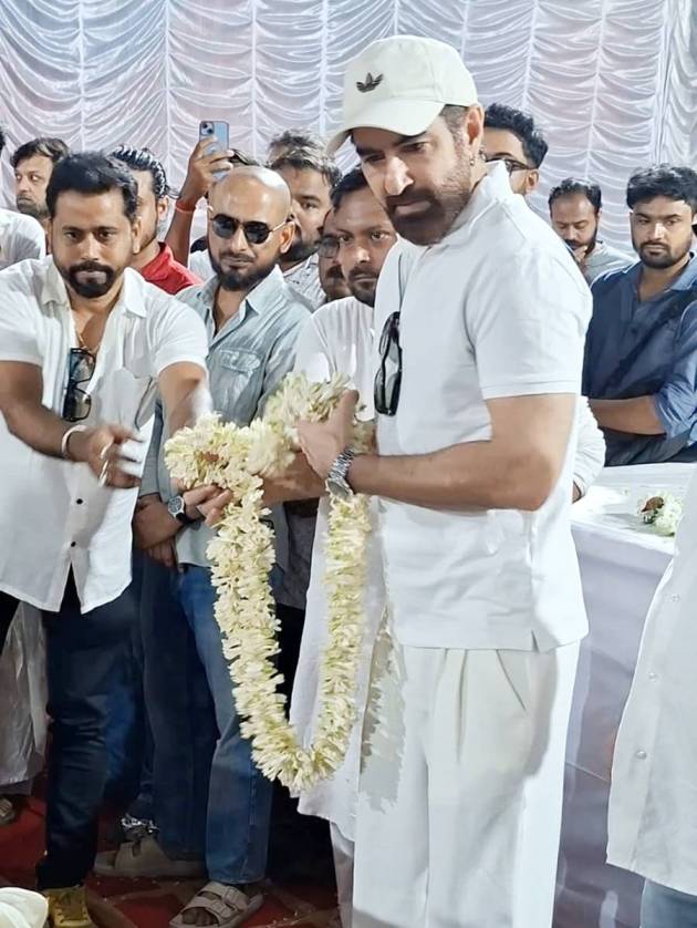 জিৎ সচরাচর কোথাও যান না। তিনি ব্যক্তিগত ভাবে শোক জানান। অনীক দত্তের কোনও ছবিতেও কাজ করেননি তিনি। কিন্তু এ দিন তিনি এসেছিলেন। তাঁর উপস্থিতি বিস্মিত করেছে টলিউডকে। 