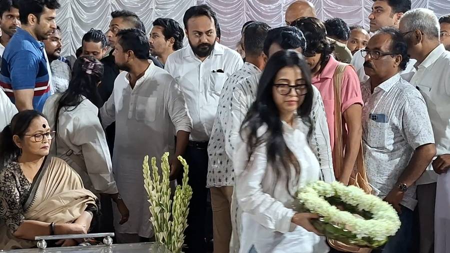 শোকাচ্ছন্ন মনামী ঘোষ। এ দিন তাঁকে উপস্থিত থাকতে দেখা যায় অনীক দত্তের শেষযাত্রায়।