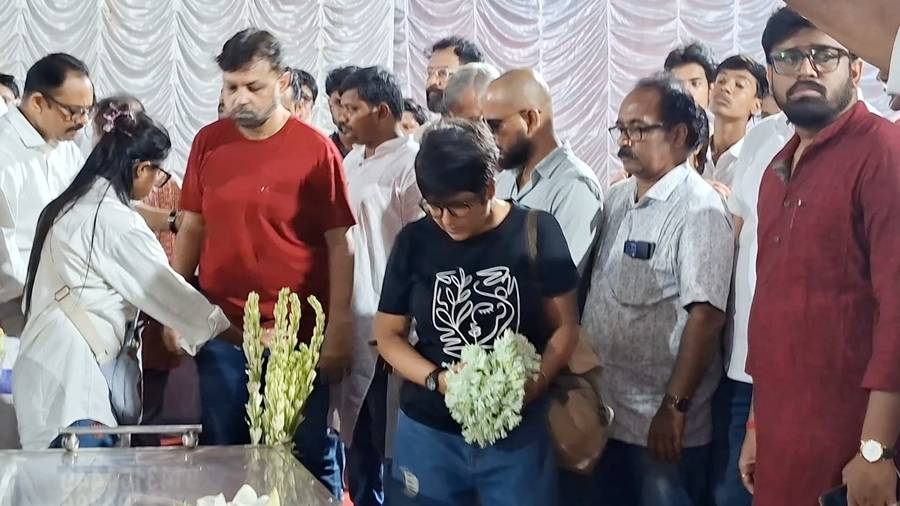 গায়িকা লগ্নজিতা চক্রবর্তী। দিন চারেক আগে বেঙ্গালুরু থেকে শহরে ফিরেছেন। আনন্দবাজার ডট কম-কে জানিয়েছেন, ফেরার পরে তাঁর সঙ্গে ফোনে কথা হয়েছিল অনীকের। পরিচালকের সঙ্গে কথা বলে বোঝেননি এ রকম কিছু ঘট