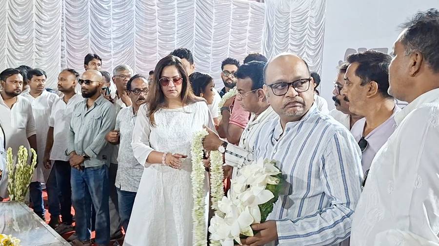 এসেছিলেন সুদীপা চট্টোপাধ্যায়। এ দিন তিনিও শোকস্তব্ধ। এর আগে একাধিক বার জানিয়েছেন, অনীক দত্তের সঙগে তাঁর পরিচালক স্বামী অগ্নিদেব চট্টোপাধ্যায়ের হৃদ্যতা ছিল।