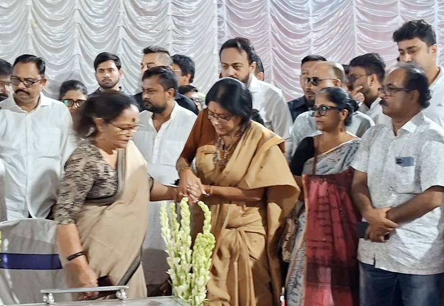 বিজেপি বিধায়ক রূপা গঙ্গোপাধ্যায়। চৈতালি দাশগুপ্তকে তিনি এগিয়ে আসতে সহযোগিতা করছেন। বেশ কিছু ক্ষণ তিনি  উপস্থিত ছিলেন টেকনিশিয়ান স্টুডিয়োতে।