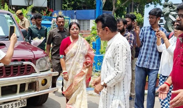 নন্দনে অনীক দত্তকে শ্রদ্ধা জানাতে এসেছিলেন বিজেপি বিধায়ক পাপিয়া অধিকারী। সঙ্গী রুদ্রনীল ঘোষ। শোক জানান পরিচালকের মৃত্যুতে। 