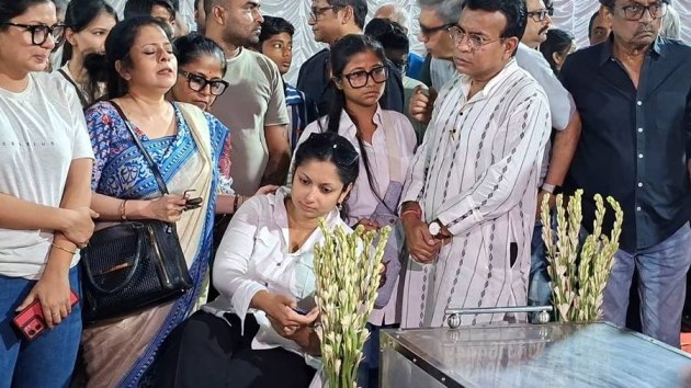 দত্ত পরিবারকে আগলে রেখেছেন বিজেপি বিধায়ক রুদ্রনীল ঘোষ।