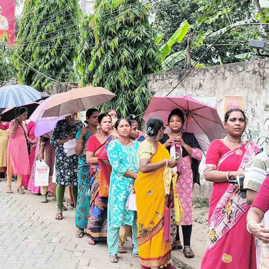 অন্নপূর্ণা যোজনার নথি জমা দিতে হরহরিতলা থেকে হরিনাভির পুরসভা দফতর পর্যন্ত লাইন।