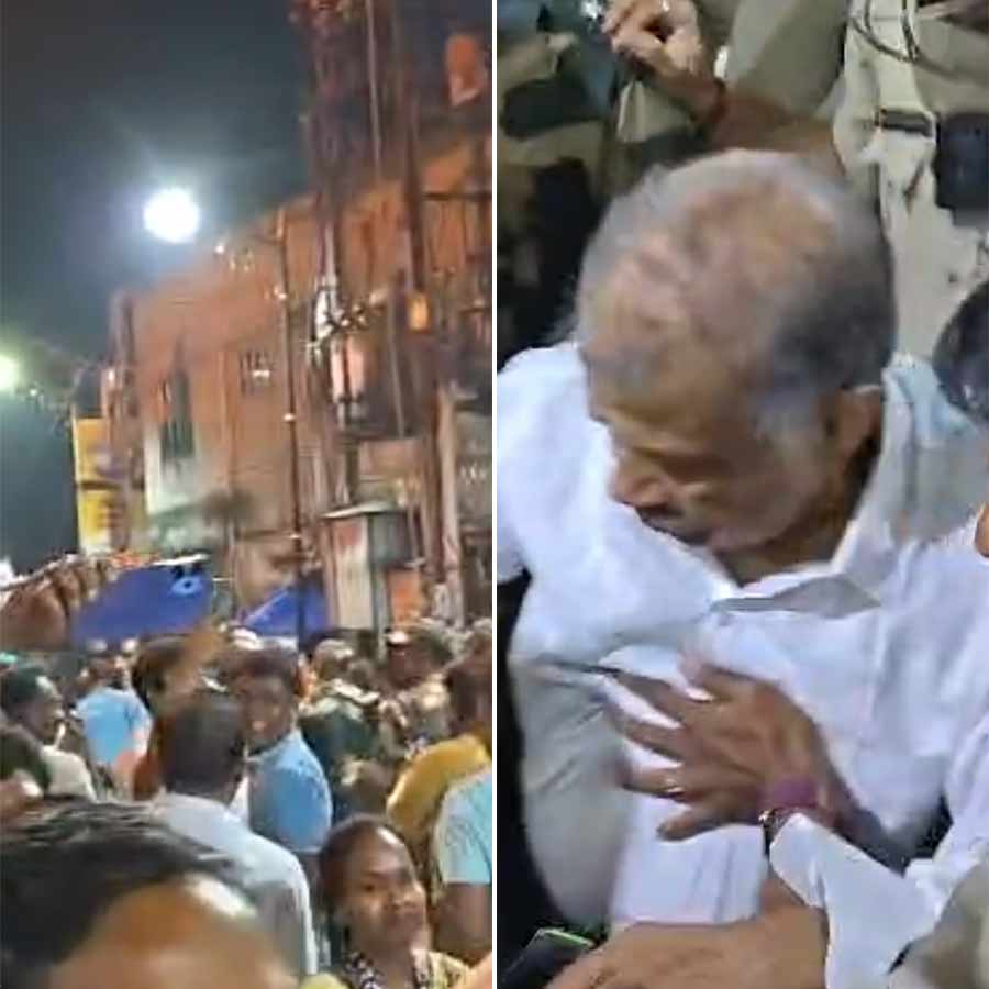 নবদ্বীপ পুরসভার চেয়ারম্যান বিমানকৃষ্ণ সাহাকে বাড়ি থেকে নিয়ে যাচ্ছে পুলিশ। শুক্রবার গভীর রাতে।
