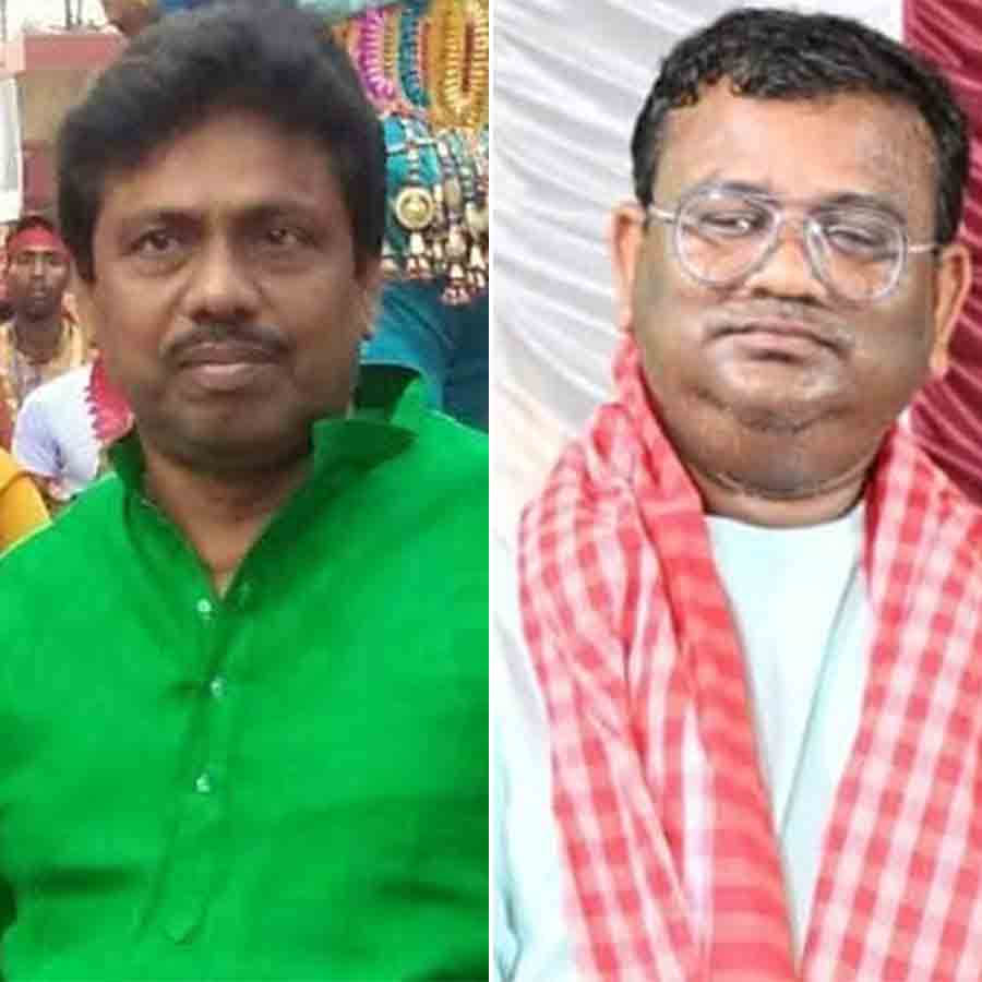 (বাঁ দিকে) বসিরহাট পুরসভার ২১ নম্বর ওয়ার্ডের কাউন্সিলর গোপাল দাস। রাজপুর সোনারপুর পুরসভার ৩২ নম্বর ওয়ার্ডের কাউন্সিলর বরুণ সরকার (ডান দিকে)।