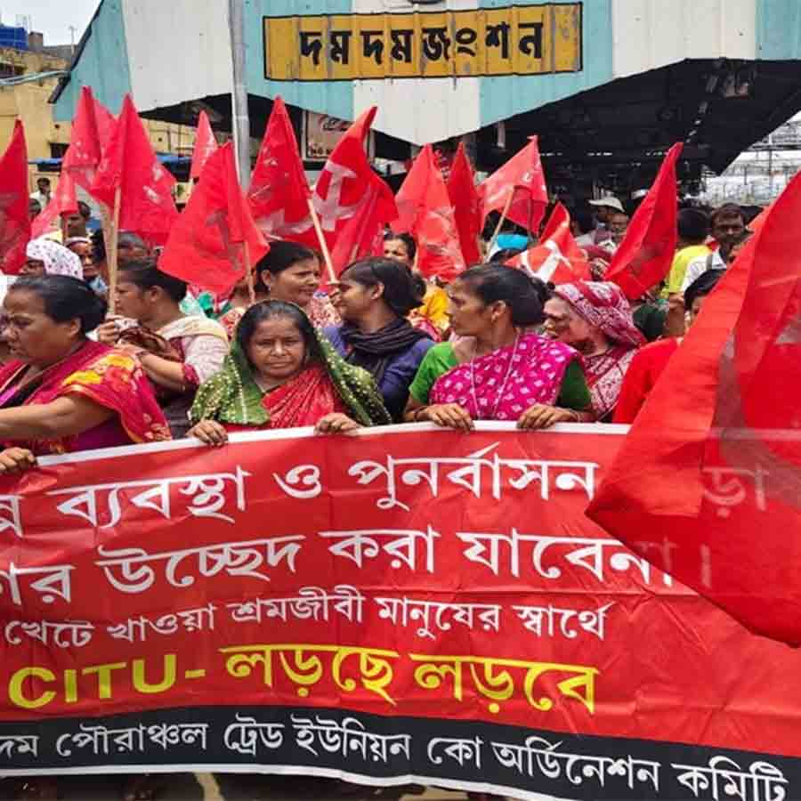 পুনর্বাসন ছাড়া উচ্ছেদের প্রতিবাদ। দমদম স্টেশনে।