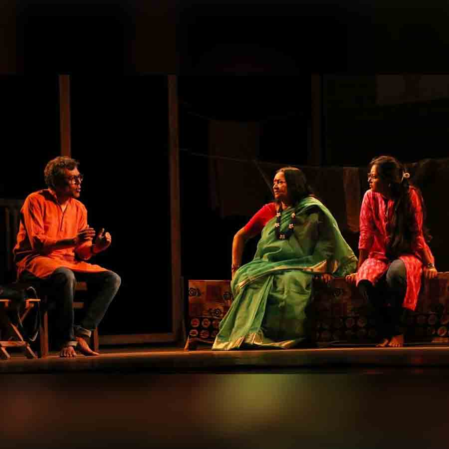 নাটকের একটি দৃশ্য।