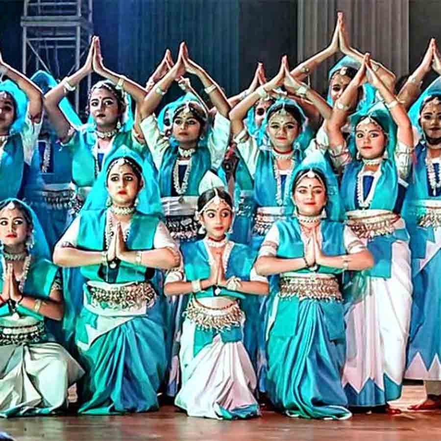 অনুষ্ঠানে ছাত্রীরা