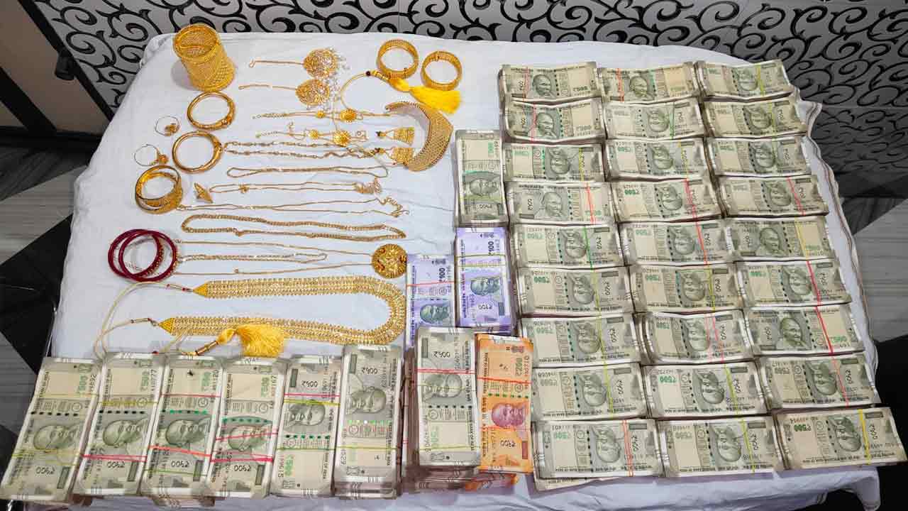 বালি ব্যবসায়ীর বাড়ি থেকে বাজেয়াপ্ত হওয়া নগদ এবং গয়না।
