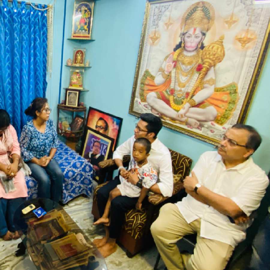 রামমোহন রায় রোডে কুণাল ঘোষের বাড়িতে অভিষেক বন্দ্যোপাধ্যায়। শনিবার।