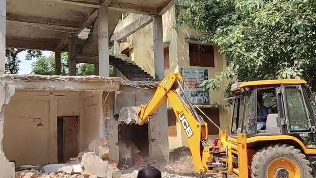 বহরমপুরে শনিবার সকালে অবৈধ নির্মাণ ভাঙছে বুলডোজ়ার।