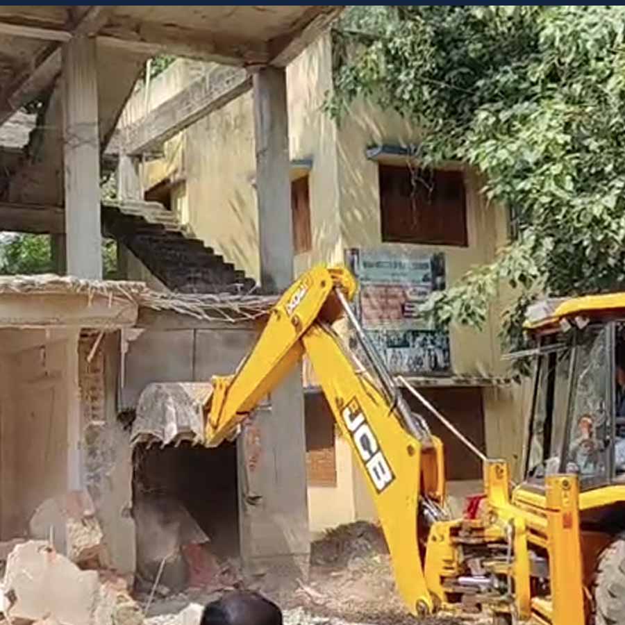 বহরমপুরে শনিবার সকালে অবৈধ নির্মাণ ভাঙছে বুলডোজ়ার।