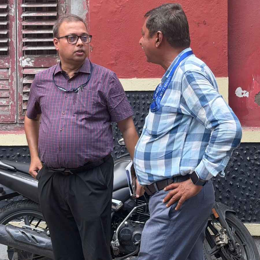 অভিষেক বন্দ্যোপাধ্যায়ের বাড়ির সামনে সিআইডি আধিকারিকেরা।