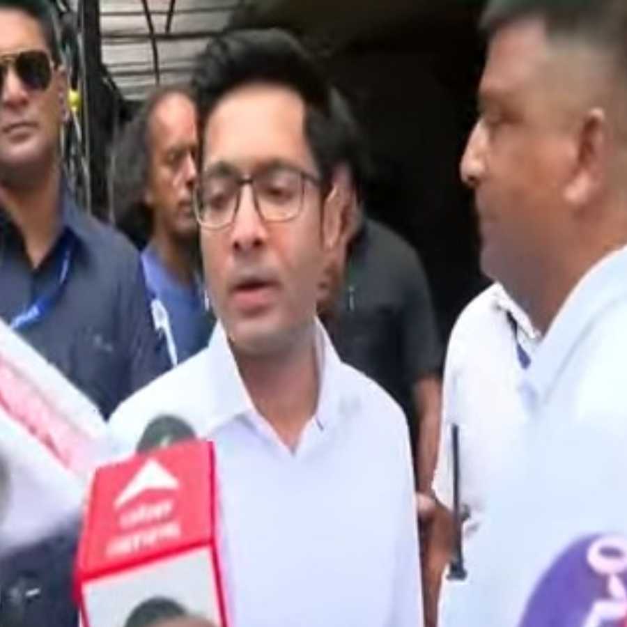 কালীঘাটের বাড়িতে অভিষেক। শনিবার।