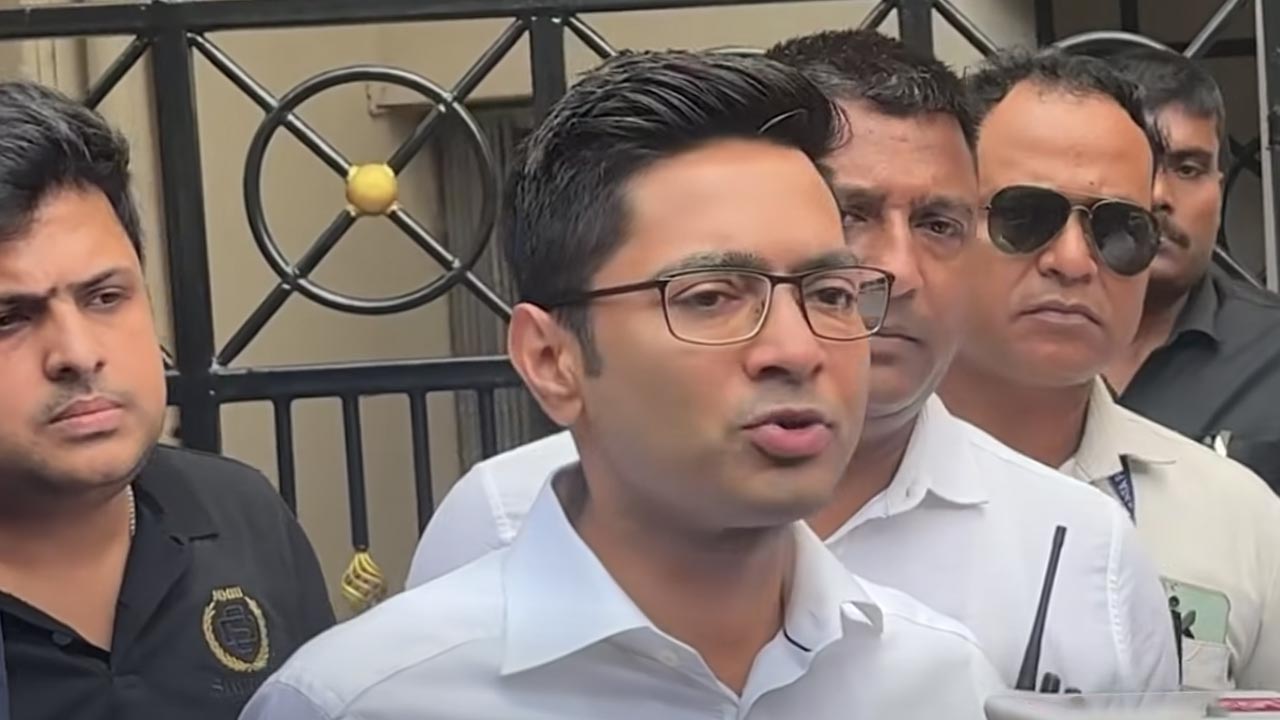 কালীঘাটের বাড়ির সামনে সিআইডি আধিকারিকদের সঙ্গে কথা বলার পর অভিষেক বন্দ্যোপাধ্যায়। শনিবার।