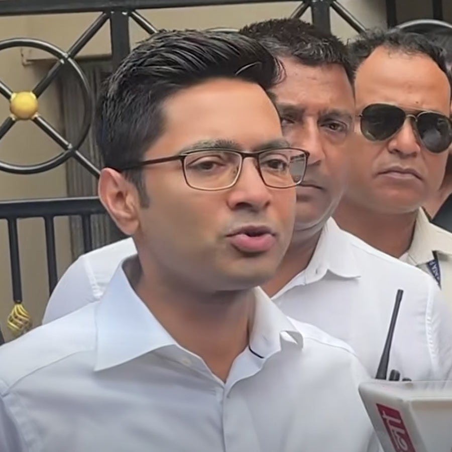 কালীঘাটের বাড়ির সামনে সিআইডি আধিকারিকদের সঙ্গে কথা বলার পর অভিষেক বন্দ্যোপাধ্যায়। শনিবার।
