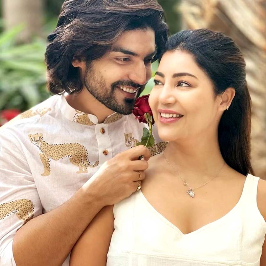 (বাঁ দিকে) গুরমিত চৌধরী , (ডান ডিকে) দেবিনা বন্দ্যোপাধ্যায় ।