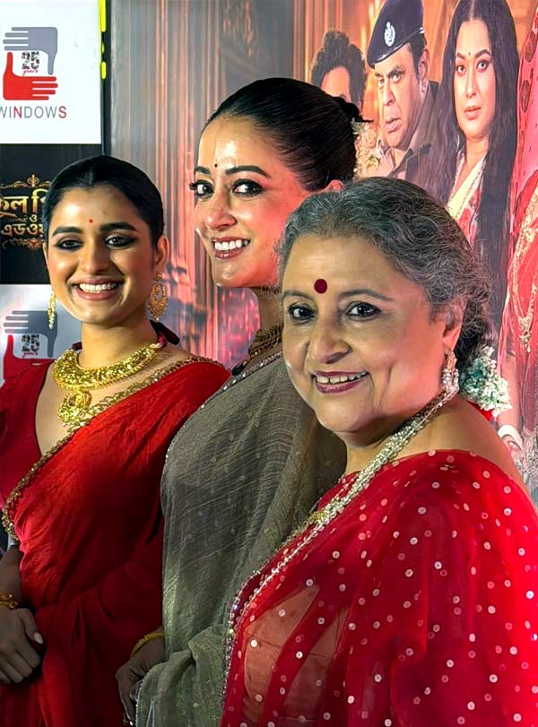 ‘প্রিমিয়ার’-এর ঝলমলে রাত। লালের ছোঁয়া ‘ফুল পিসি ও এডওয়ার্ড’-এর তিন নারীর সাজে। এক ফ্রেমে শ্যামৌপ্তি মুডলী, রাইমা সেন এবং পরিচালক নন্দিতা রায়। 